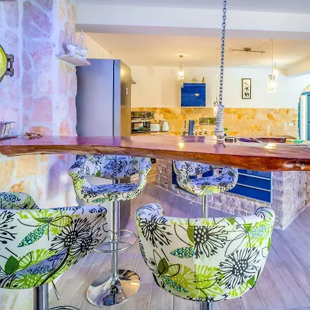 Sleeps 8 With Pool Air Con And Wifi *