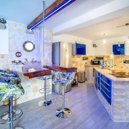 Sleeps 8 With Pool Air Con And Wifi Novi Vinodolski