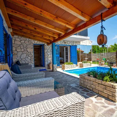 Sleeps 8 With Pool Air Con And Wifi *