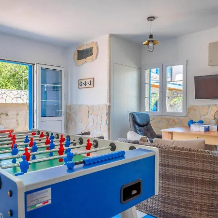 Sleeps 8 With Pool Air Con And Wifi *
