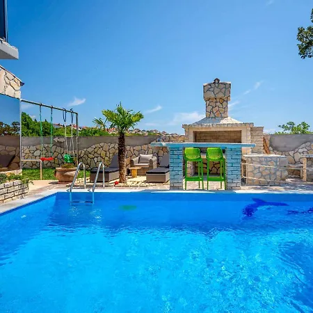 Sleeps 8 With Pool Air Con And Wifi Villa