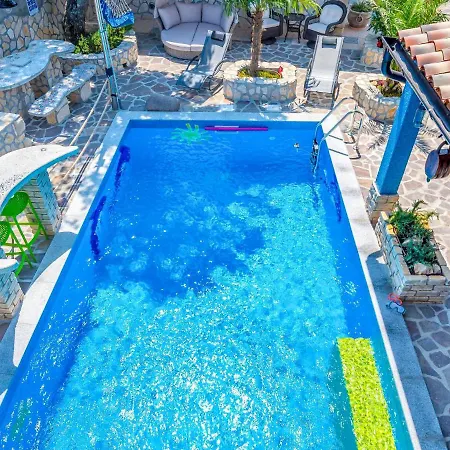 Sleeps 8 With Pool Air Con And Wifi Villa