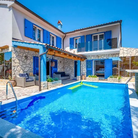 Villa Sleeps 8 With Pool Air Con And Wifi *