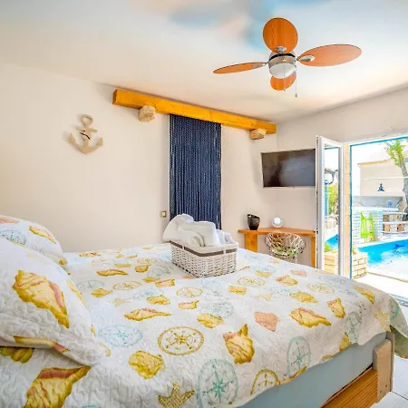 Sleeps 8 With Pool Air Con And Wifi