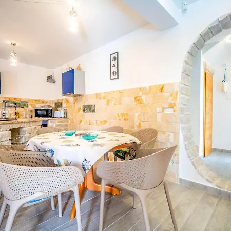 Villa Sleeps 8 With Pool Air Con And Wifi *