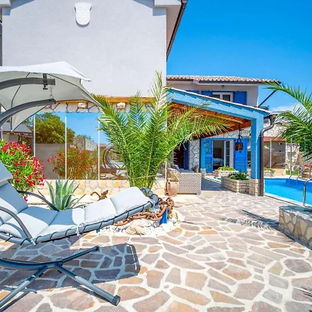 Sleeps 8 With Pool Air Con And Wifi