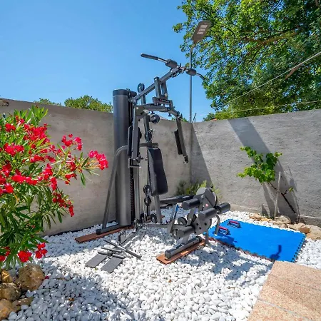 Villa Sleeps 8 With Pool Air Con And Wifi *